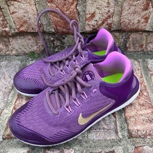 Girls, Nike sneakers